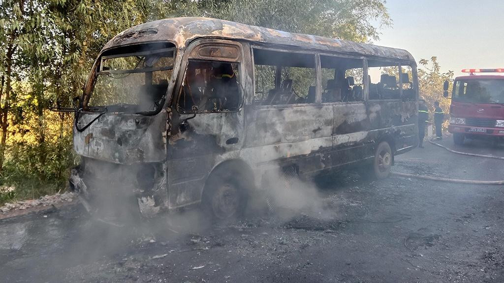 Xe khách cháy trơ khung