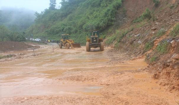 Ông Vi Văn Duẩn - Phó Chủ tịch UBND xã Lạng Khê cho biết: Chúng tôi đã phối hợp với đơn vị quản lý giao thông đã huy động máy móc, nhân lực để khắc phục, đặt biển cảnh báo, túc trực 24/24h không cho các phương tiện qua lại khi có tình huống nguy hiểm. Hiện trên địa bàn đang tiếp tục có mưa kéo dài nên tình trạng sạt lở núi vẫn còn diễn ra.