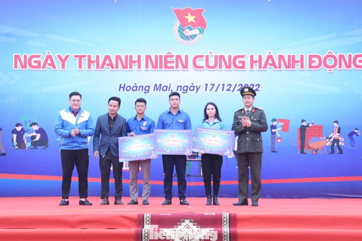 Nhằm trang bị cho các em thiếu nhi có cơ hội tìm hiểu sách, báo, phát huy văn hóa đọc trong thanh thiếu nhi, Tỉnh Đoàn Nghệ An, Đoàn khối Doanh nghiệp T.Ư, Công Ty Cổ Phần Tập Đoàn Damina, Group Quỹ Thiện Nguyện Damina, Đoàn khối doanh nghiệp tỉnh, Đoàn Thanh niên Công an tỉnh và Đoàn khối các cơ quan tỉnh và cụm thi đua số 4 cũng dành tặng cho trường Tiểu học Quỳnh Trang 1 thư viện sách tổng trị giá 15 triệu đồng; tặng trường Tiểu Quỳnh Lập B Tặng 1 Thư viện sách với ý nghĩa "Tặng tử tế - trao tri thức”; tặng xã Quỳnh Trang 1 sân bóng chuyền. Nhằm trang bị cho các em thiếu nhi có cơ hội tìm hiểu sách, báo, phát huy văn hóa đọc trong thanh thiếu nhi, Tỉnh Đoàn Nghệ An, Đoàn khối Doanh nghiệp T.Ư, Công Ty Cổ Phần Tập Đoàn Damina, Group Quỹ Thiện Nguyện Damina, Đoàn khối doanh nghiệp tỉnh, Đoàn Thanh niên Công an tỉnh và Đoàn khối các cơ quan tỉnh và cụm thi đua số 4 cũng dành tặng cho trường Tiểu học Quỳnh Trang 1 thư viện sách tổng trị giá 15 triệu đồng; tặng trường Tiểu Quỳnh Lập B Tặng 1 Thư viện sách với ý nghĩa "Tặng tử tế - trao tri thức”; tặng xã Quỳnh Trang 1 sân bóng chuyền.