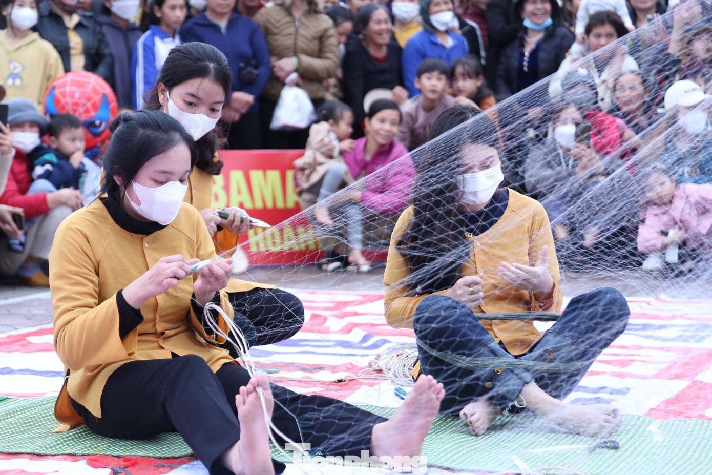 Theo quy định, mỗi đội chơi phải đan lưới theo chiều dài 30 cự, mỗi cự gồm 5 mặt lưới.
