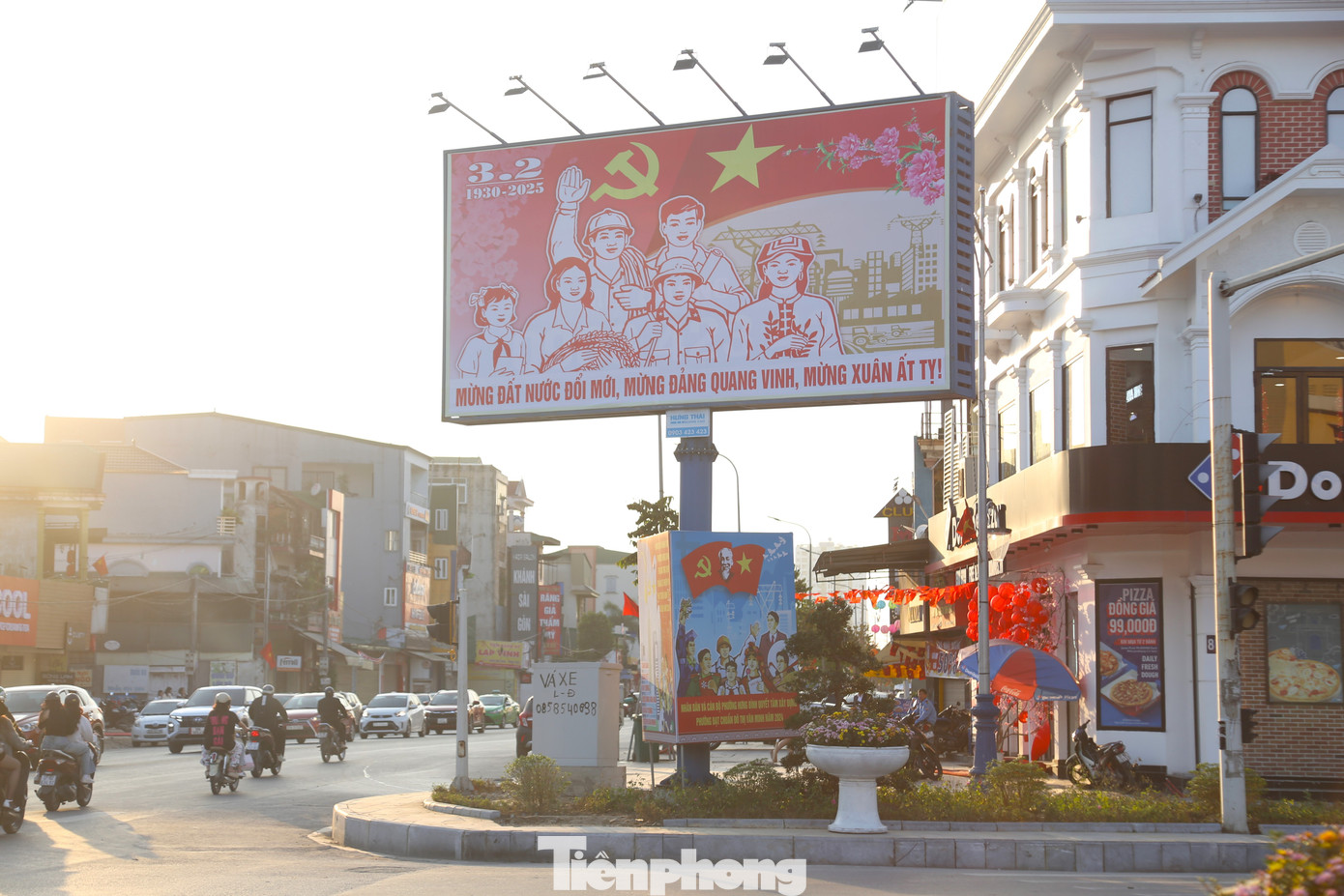 Những bảng biển tuyên truyền được lắp đặt tại các tuyến đường lớn của thành phố.