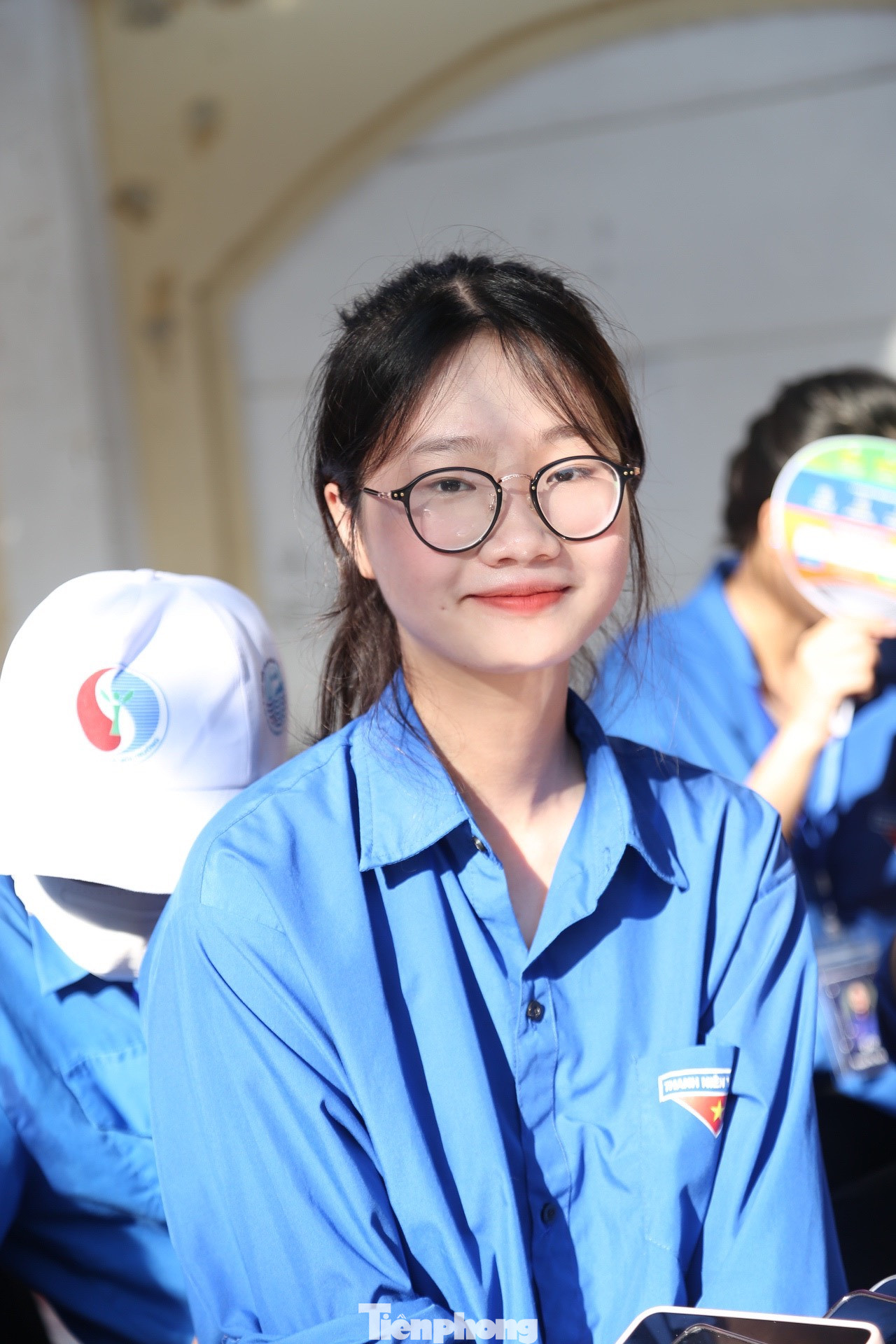 Màu áo xanh tình nguyện với nụ cười hồn nhiên là một trong những liều thuốc giúp "hạ nhiệt" thời tiết nắng nóng gay gắt những ngày thi vừa qua ở Nghệ An.