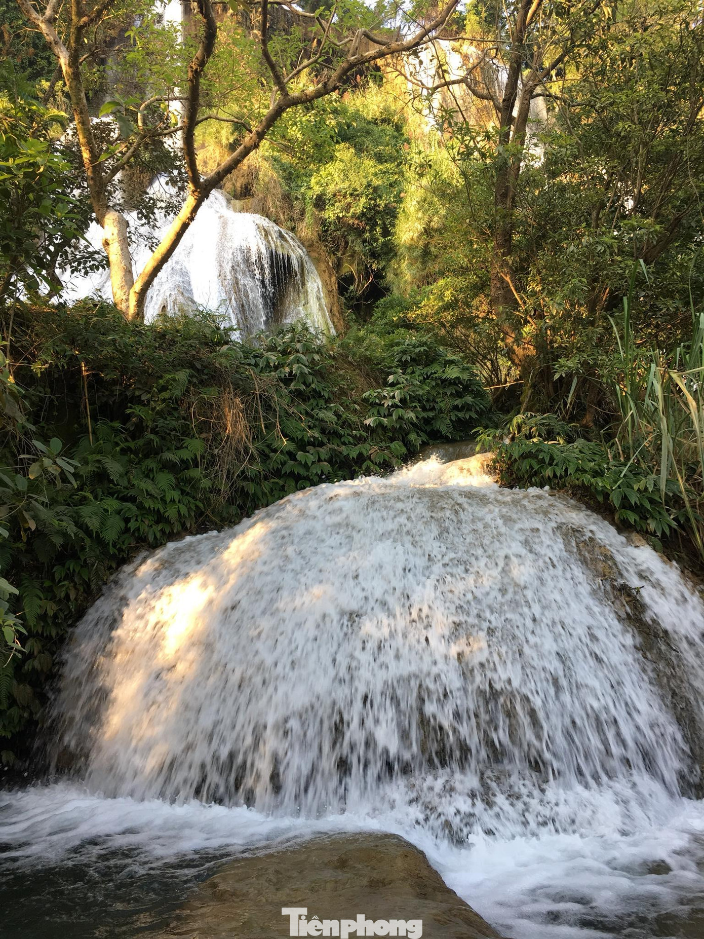 Mùa hè, thác Bồn thu hút hàng nghìn khách thập phương tới tham quan và tắm mát…