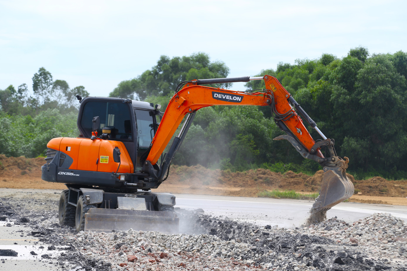 Khu vực đường băng được sửa chữa, nâng cấp đảm bảo an toàn khai thác. Hạng mục nâng cấp đường băng có vốn đầu tư hơn 623 tỷ đồng Khu vực đường băng được sửa chữa, nâng cấp đảm bảo an toàn khai thác. Hạng mục nâng cấp đường băng có vốn đầu tư hơn 623 tỷ đồng