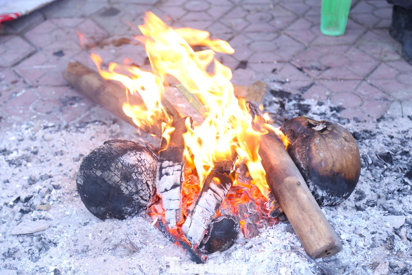 Những đống lửa “bập bùng” nơi vỉa hè giúp những người lao động tạm xua đi giá lạnh khi phải vật lộn với cuộc sống mưu sinh. Những đống lửa “bập bùng” nơi vỉa hè giúp những người lao động tạm xua đi giá lạnh khi phải vật lộn với cuộc sống mưu sinh.