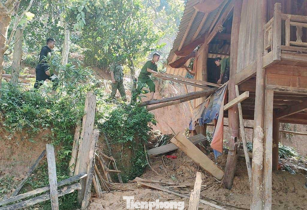 Ngoài hỗ trợ nhu yếu phẩm, các chiến sĩ công an cũng tích cực giúp người dân khắc phục hậu quả do mưa lũ gây ra