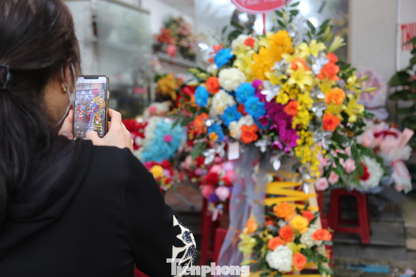 Nhiều cửa hàng hoa chủ yếu nhận đặt hàng online qua các kênh facebook, zalo