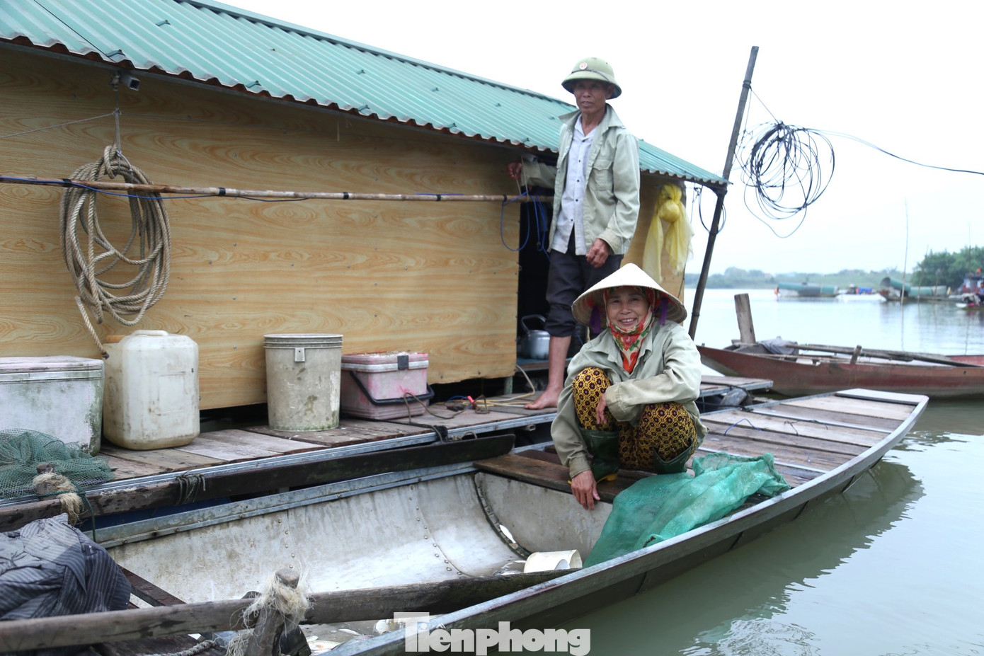 Ông Nguyễn Văn Phận - Chủ tịch UBND xã Xuân Lam cho biết, xóm Làng Chài có khoảng 10 hộ dân sinh sống. Họ mưu sinh bằng nghề chài lưới, cuộc sống rất khó khăn. Chính quyền địa phương cũng đã tạo điều kiện hỗ trợ để trẻ nhỏ được đến trường. Ông Nguyễn Văn Phận - Chủ tịch UBND xã Xuân Lam cho biết, xóm Làng Chài có khoảng 10 hộ dân sinh sống. Họ mưu sinh bằng nghề chài lưới, cuộc sống rất khó khăn. Chính quyền địa phương cũng đã tạo điều kiện hỗ trợ để trẻ nhỏ được đến trường.