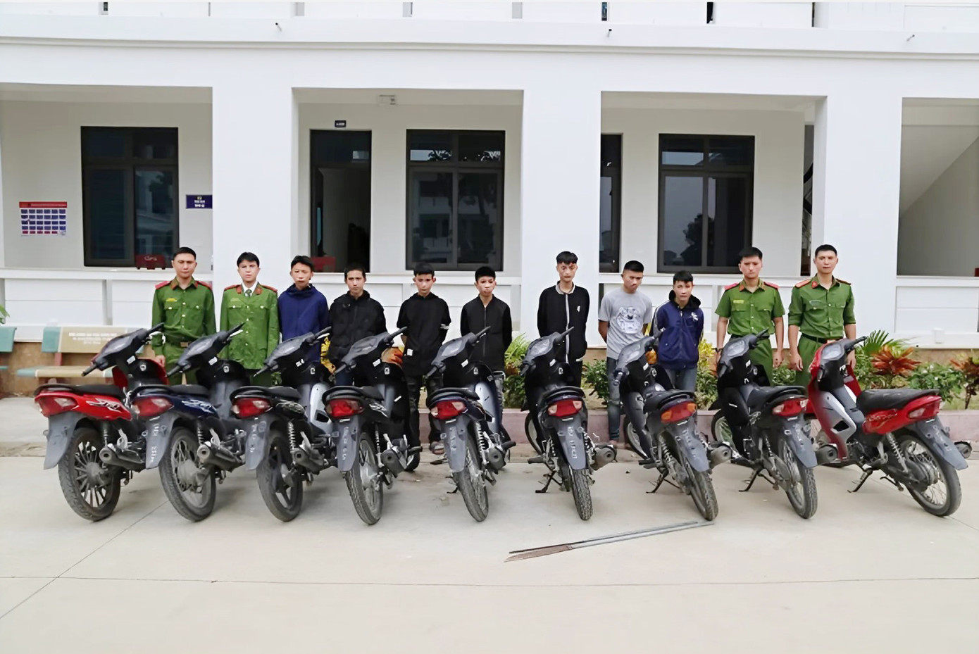 Các đối tượng cùng tang vật Các đối tượng cùng tang vật