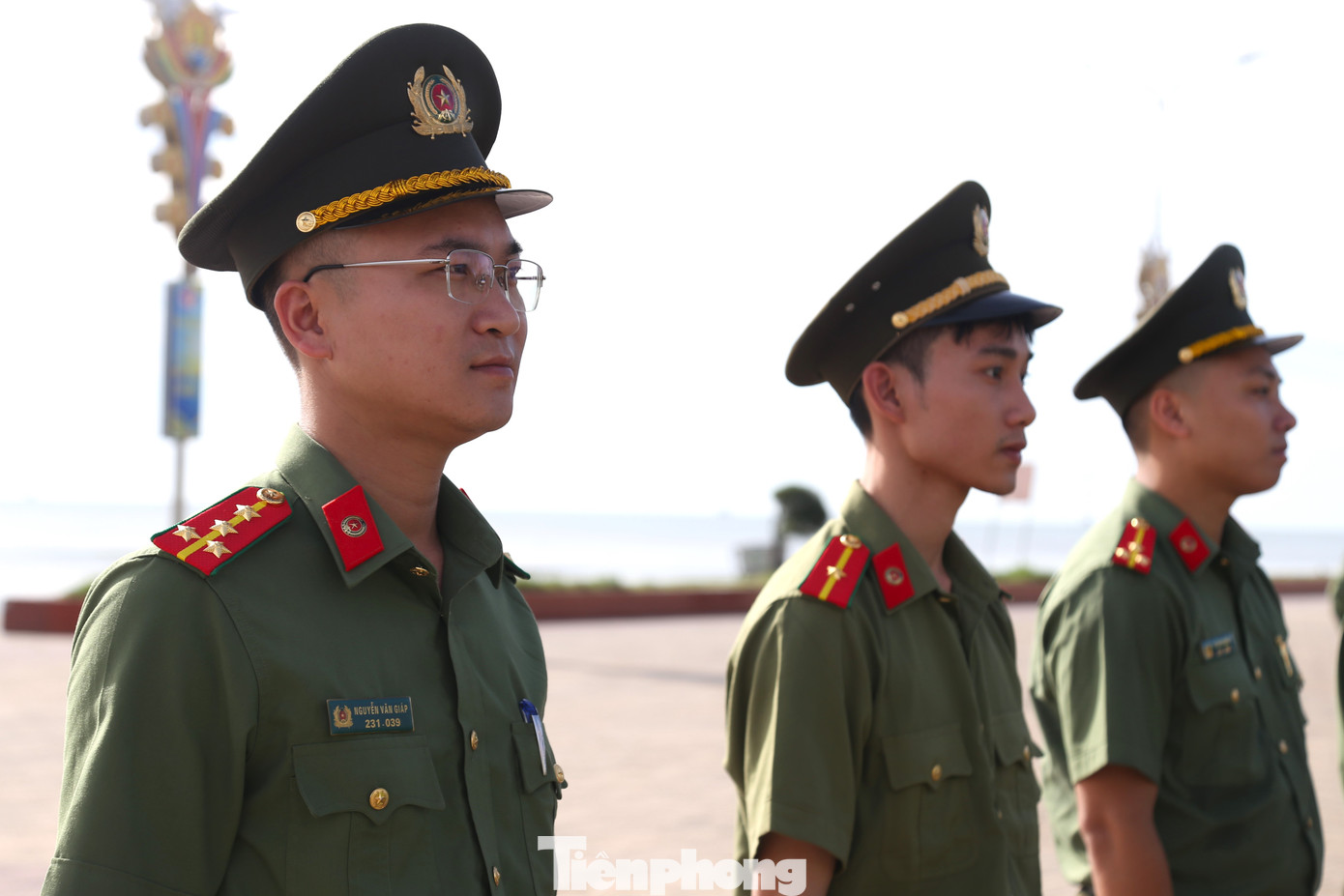 Buổi lễ ra quân nhằm hưởng ứng Ngày Môi trường thế giới (ngày 5/6) và Tháng hành động vì môi trường năm 2025, thu hút hơn 100 cán bộ, chiến sĩ Công an tham gia.