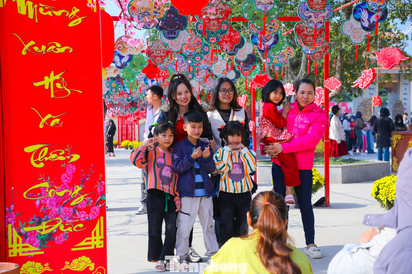 Chùa bố trí nhiều tiểu cảnh trang trí rực rỡ để phục vụ phật tử và du khách check-in trong ngày đầu xuân năm mới.