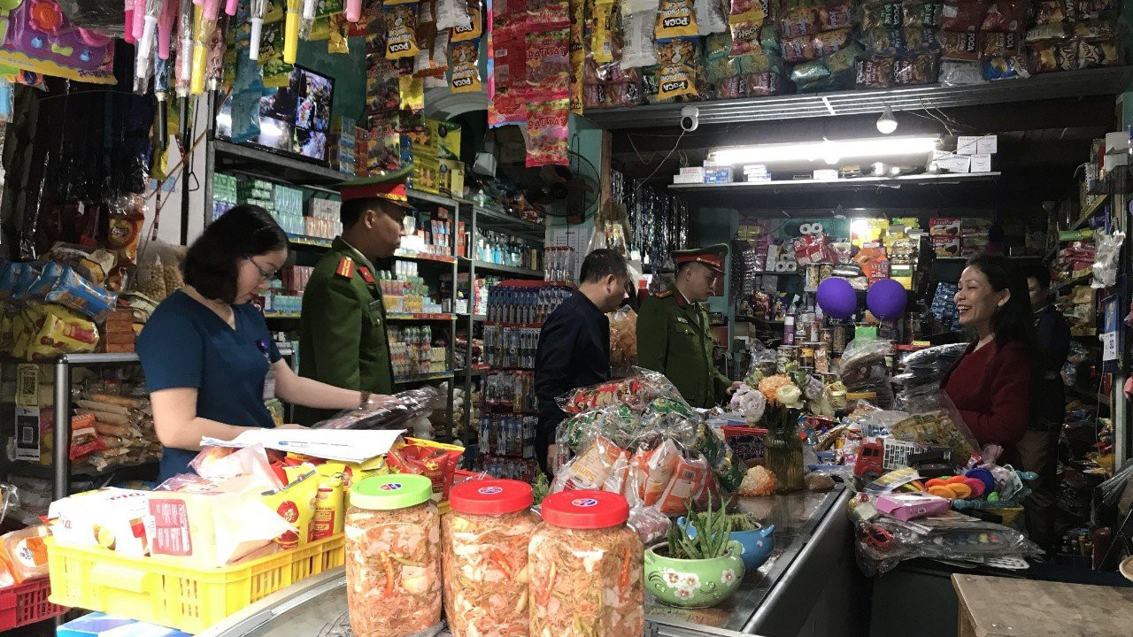 Công an TP Vinh kiểm tra các ki-ốt kinh doanh ở chợ đầu mối
