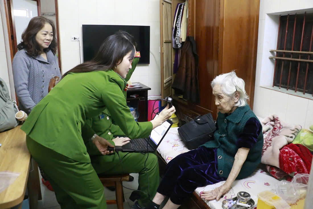 Với những thân nhân liệt sỹ không có điều kiện đến trực tiếp thu nhận mẫu ADN, Công an tỉnh Nghệ An đã thành lập các tổ công tác, phối hợp với đơn vị xét nghiệm đến tận nhà thu nhận.