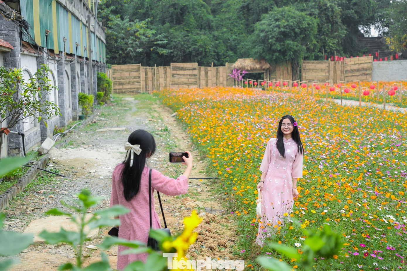 Không gian của ngôi chùa rộng, được trang trí cảnh sắc lung linh nên bạn trẻ có nhiều góc chụp.