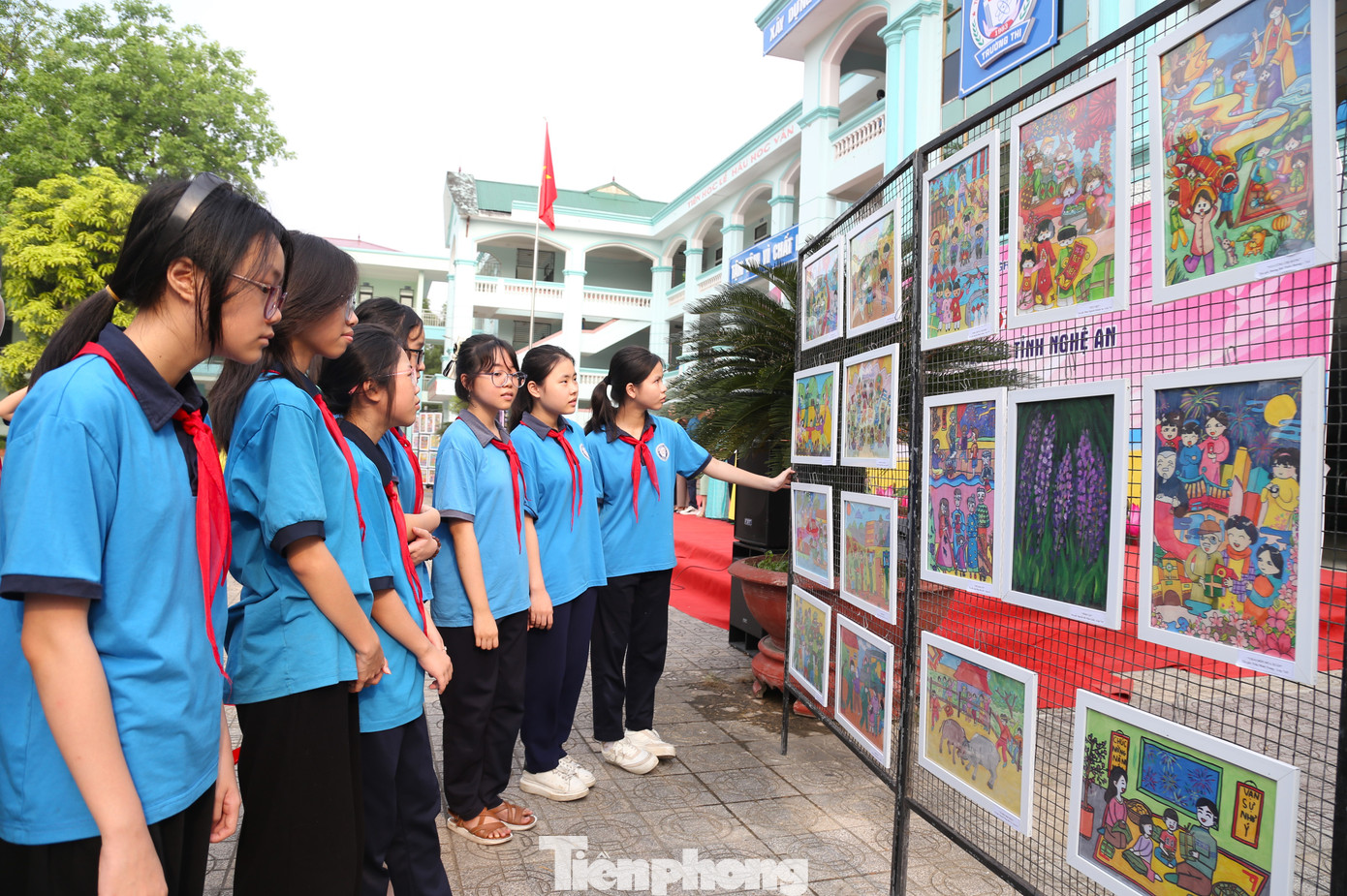 Các em thiếu nhi thích thú với những bức tranh rực rỡ, sinh động