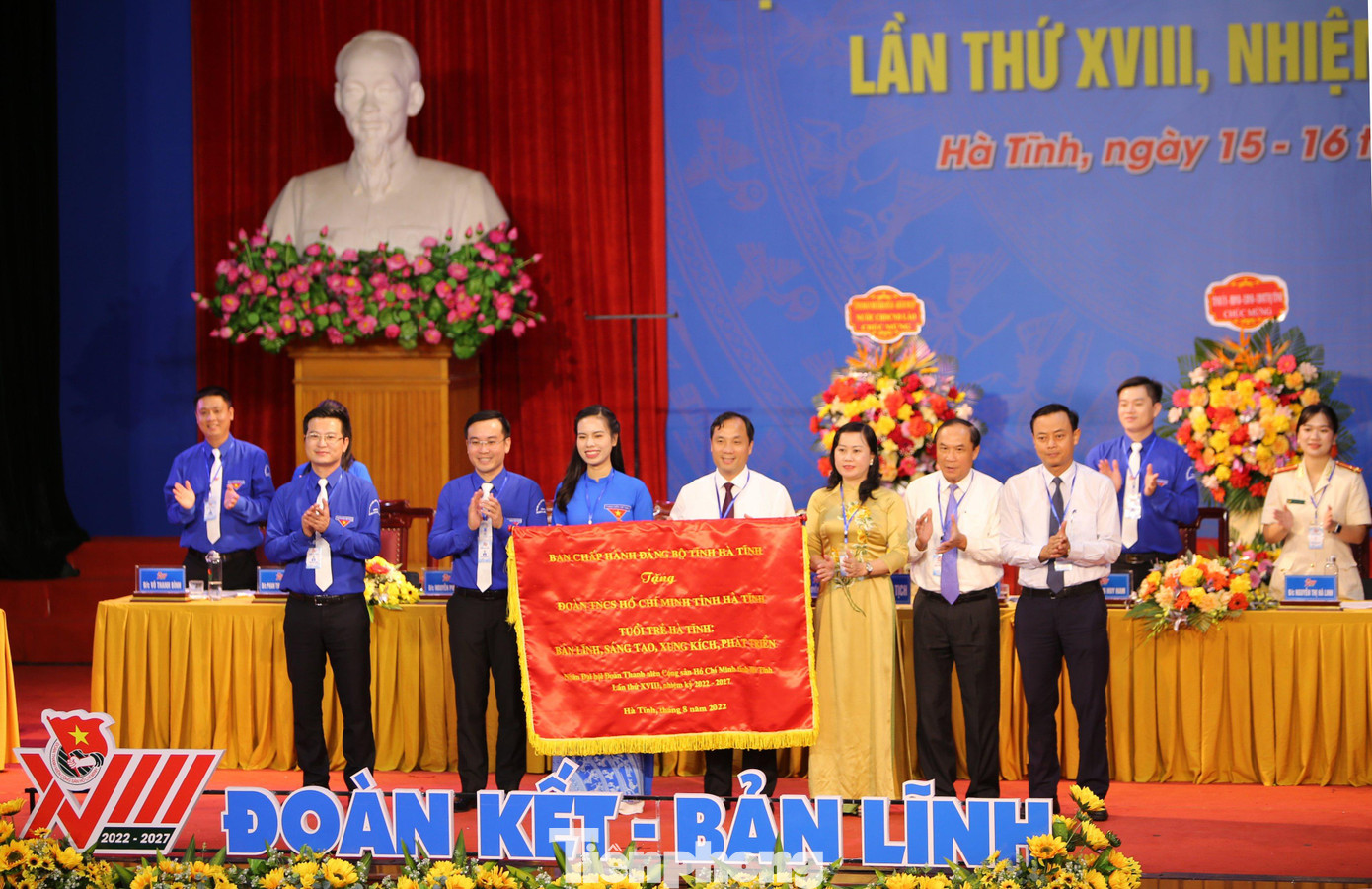 Ông Hoàng Trung Dũng – Bí thư Tỉnh ủy Hà Tĩnh thay mặt Ban Chấp hành Đảng bộ tỉnh trao tặng Đoàn TNCS Hồ Chí Minh tỉnh Hà Tĩnh bức trướng với nội dung “Tuổi trẻ Hà Tĩnh bản lĩnh – sáng tạo – xung kích - phát triển”.