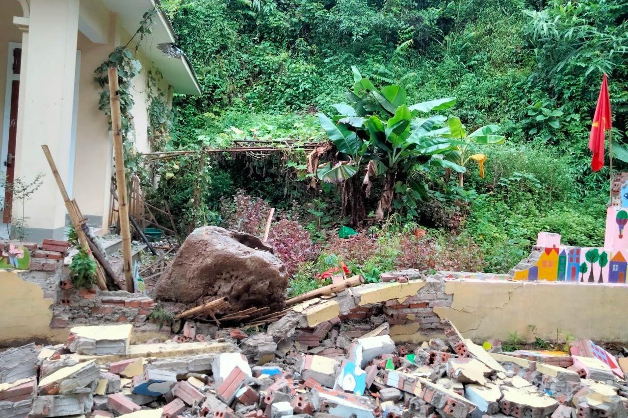 Mưa lớn khiến đá từ trên núi lăn xuống điểm trường mầm non Xốp Nặm làm đổ sập tường rào ngày 8/9