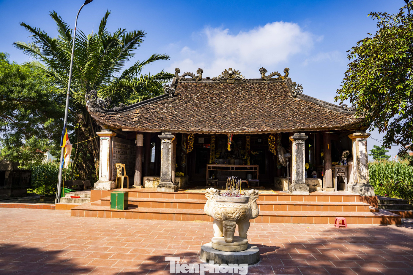 Chùa Bà Bụt được xây dựng năm 1007 để thờ Đức Phật, đặc biệt là thờ Bà Bụt – người đã giúp Uy Minh Vương Lý Nhật Quang hiển thánh. Phía trước ngôi chùa là sông Lam hiền hòa, thơ mộng. Phía sau, chùa tựa lưng vào chân núi Hội như một bức tường thành bảo vệ, che chắn giúp ngôi chùa vượt qua bao biến thiên của lịch sử để trường tồn với thời gian. Lối kiến trúc cổ đã có từ ngàn năm, ngôi chùa mang một vẻ đẹp độc đáo và riêng nhất.