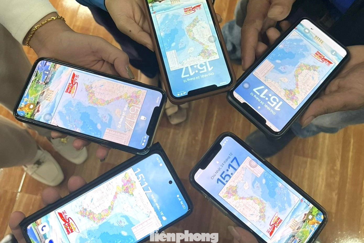 Ngoài treo bản đồ Việt Nam, tuổi trẻ Nghệ An cũng đã thực hiện các hoạt động thiết thực, ý nghĩa hưởng ứng cuộc vận động như thay khung hình đại diện, ảnh bìa Facebook, màn hình điện thoại, máy tính tạo nên sắc đỏ rực rỡ “phủ sóng” mạng xã hội.