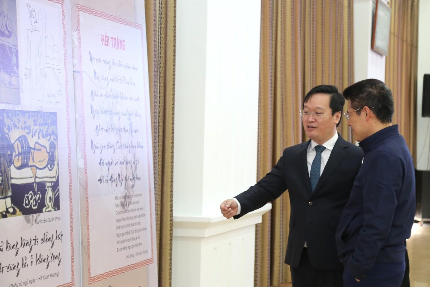 Các đại biểu tham quan trưng bày tác phẩm của nữ sĩ Hồ Xuân Hương tại Hội thảo. Các đại biểu tham quan trưng bày tác phẩm của nữ sĩ Hồ Xuân Hương tại Hội thảo.