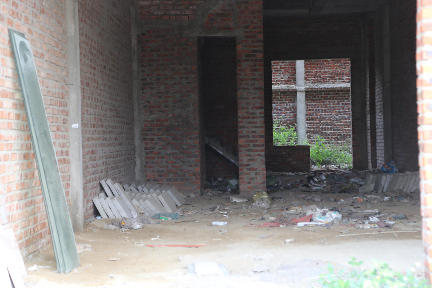 Nhếch nhác bên trong các căn biệt thự bị bỏ hoang