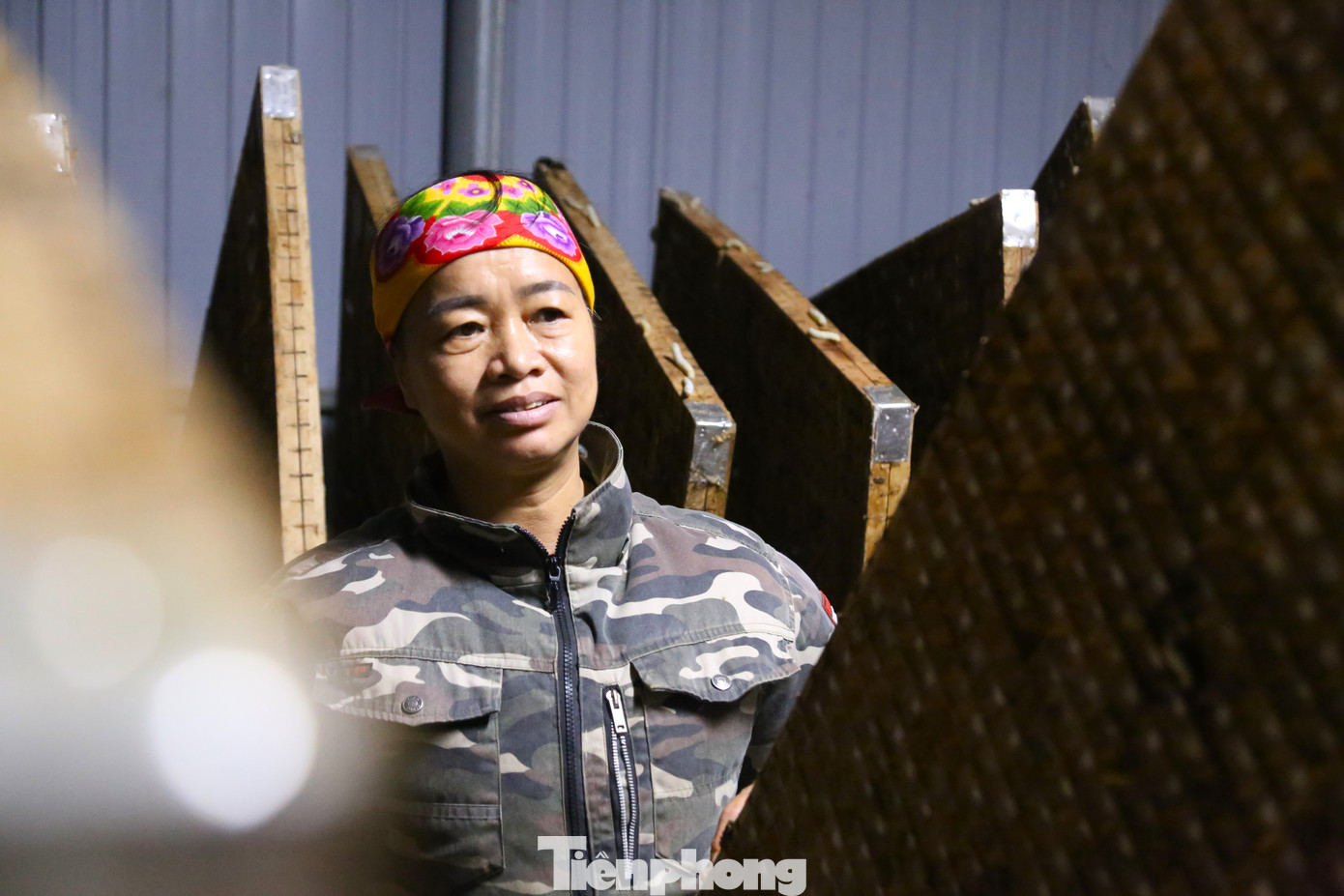 Sau khi tằm đóng kén, công nhân sẽ gỡ kén và xuất đi các nhà máy sản xuất tơ, vải. Trung bình mỗi tháng, hợp tác xã xuất trên dưới 1 tấn kén cho các nhà máy. Con nhộng có thể bán ra thị trường làm thực phẩm với giá 110.000 - 120.000 đồng/kg.