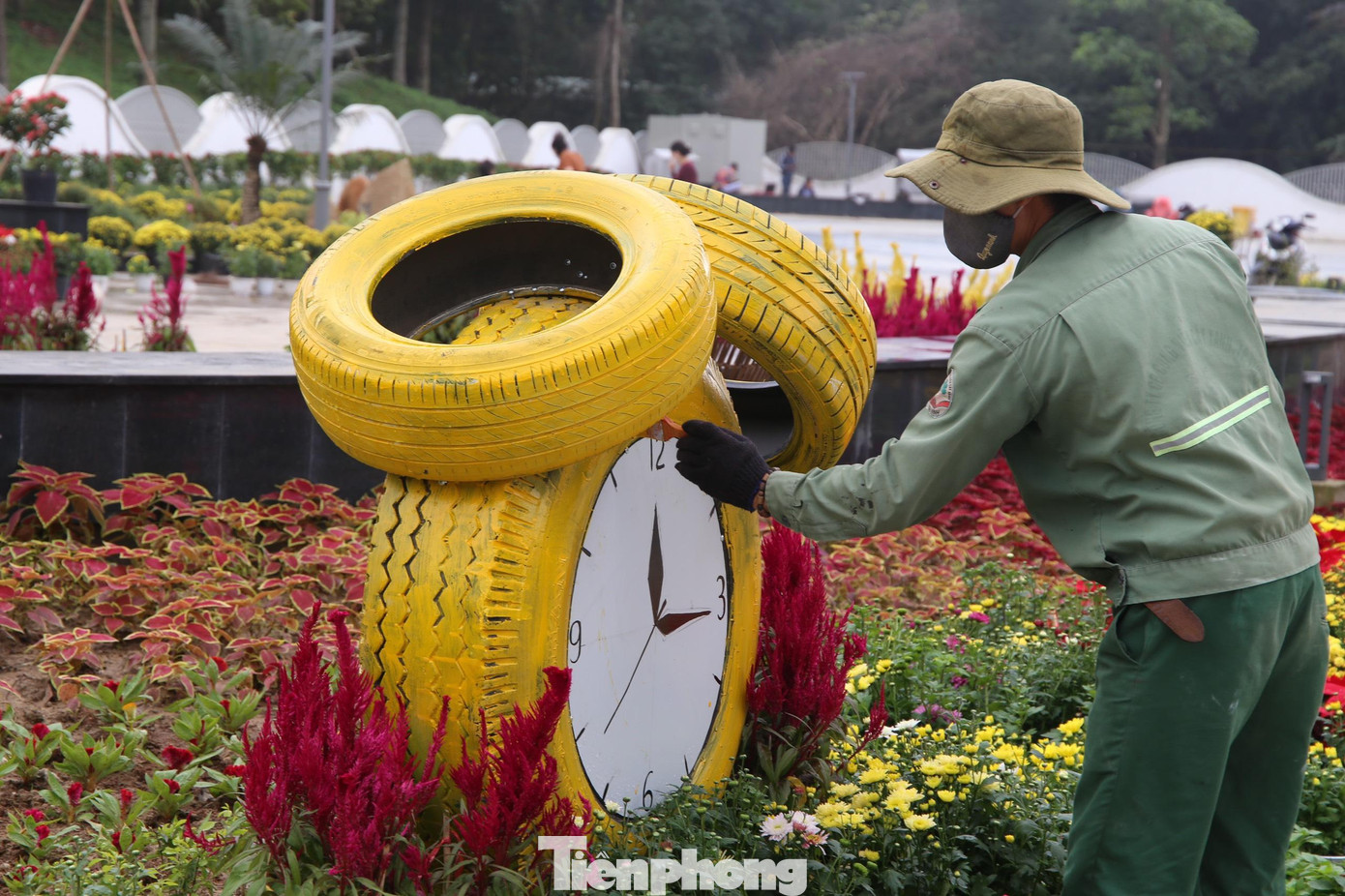 Công nhân Công ty cổ phần Công viên cây xanh đang tất bật hoàn thiện những công đoạn cuối cùng trên con đường hoa.