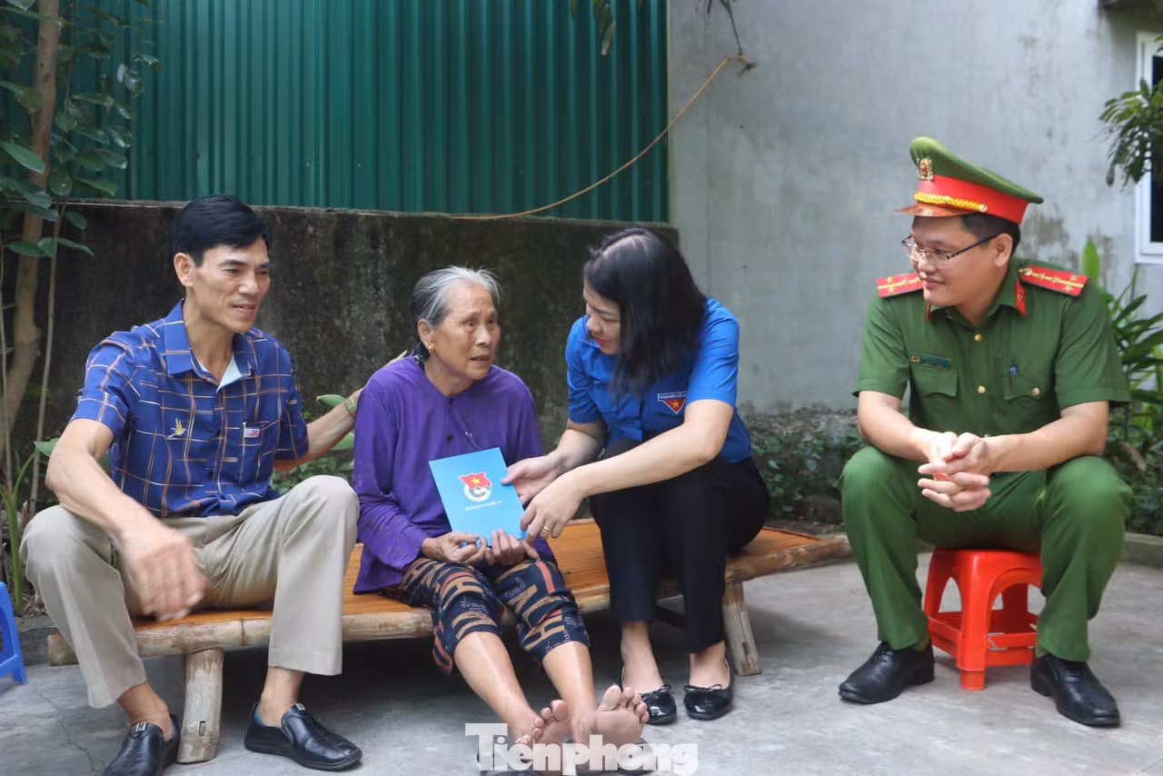Đại diện Tỉnh Đoàn Nghệ An thăm hỏi, tặng quà cho các gia đình chính sách, thương binh, bệnh binh.