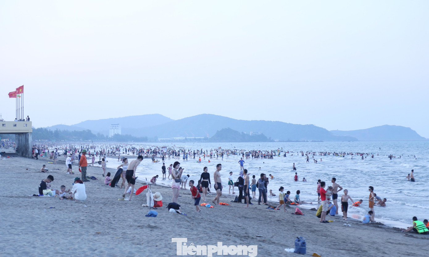 Ông Hoàng Văn Phúc, Phó Chủ tịch UBND thị xã Cửa Lò cho biết: “Dịp lễ 2/9, Cửa Lò đón hơn 2 vạn du khách về tắm mát, nghỉ dưỡng, trong đó khách lưu trú khoảng 7.000 lượt. Nhiều khách sạn đã cháy phòng. Từ đầu mùa du lịch, thị xã Cửa Lò đã đầu tư, chỉnh trang hạ tầng để du khách gần xa về đến Cửa Lò cảm nhận được sự đổi thay của phố biển văn minh, hiện đại, mến khách”.