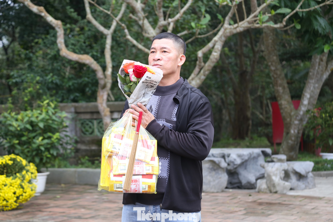 Anh Nguyễn Quốc Tuấn (trú phường Hà Huy Tập, TP Vinh) chia sẻ: "Tết năm nào tôi cũng lên đền thờ vua Quang Trung để dâng hương cầu cho gia đình sức khỏe, cả năm bình an, may mắn". Anh Nguyễn Quốc Tuấn (trú phường Hà Huy Tập, TP Vinh) chia sẻ: "Tết năm nào tôi cũng lên đền thờ vua Quang Trung để dâng hương cầu cho gia đình sức khỏe, cả năm bình an, may mắn".