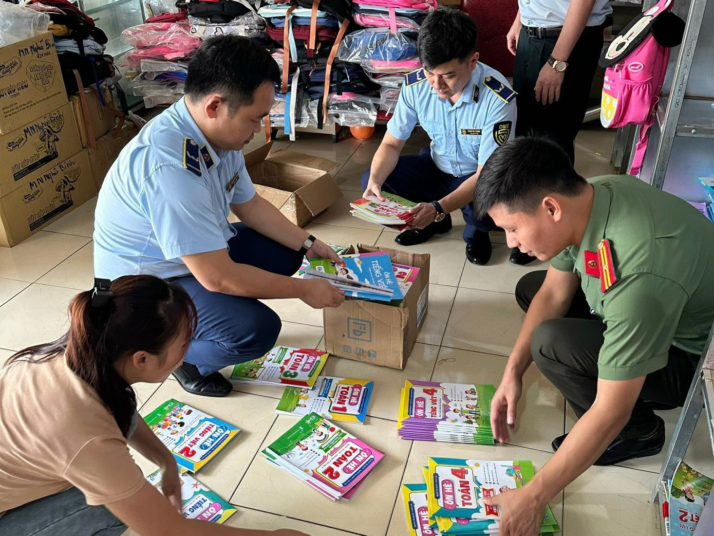 Các xuất bản phẩm bị thu hồi chủ yếu là các giáo trình, sách tham khảo… Các xuất bản phẩm bị thu hồi chủ yếu là các giáo trình, sách tham khảo…