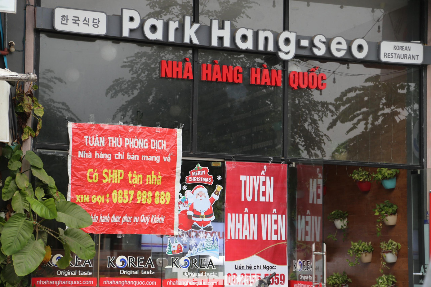 Ghi nhận sáng 13/2, các phường đang ở cấp độ 4 trên địa bàn TP Vinh đều treo biển nghỉ kinh doanh hoặc bán hàng mang về.