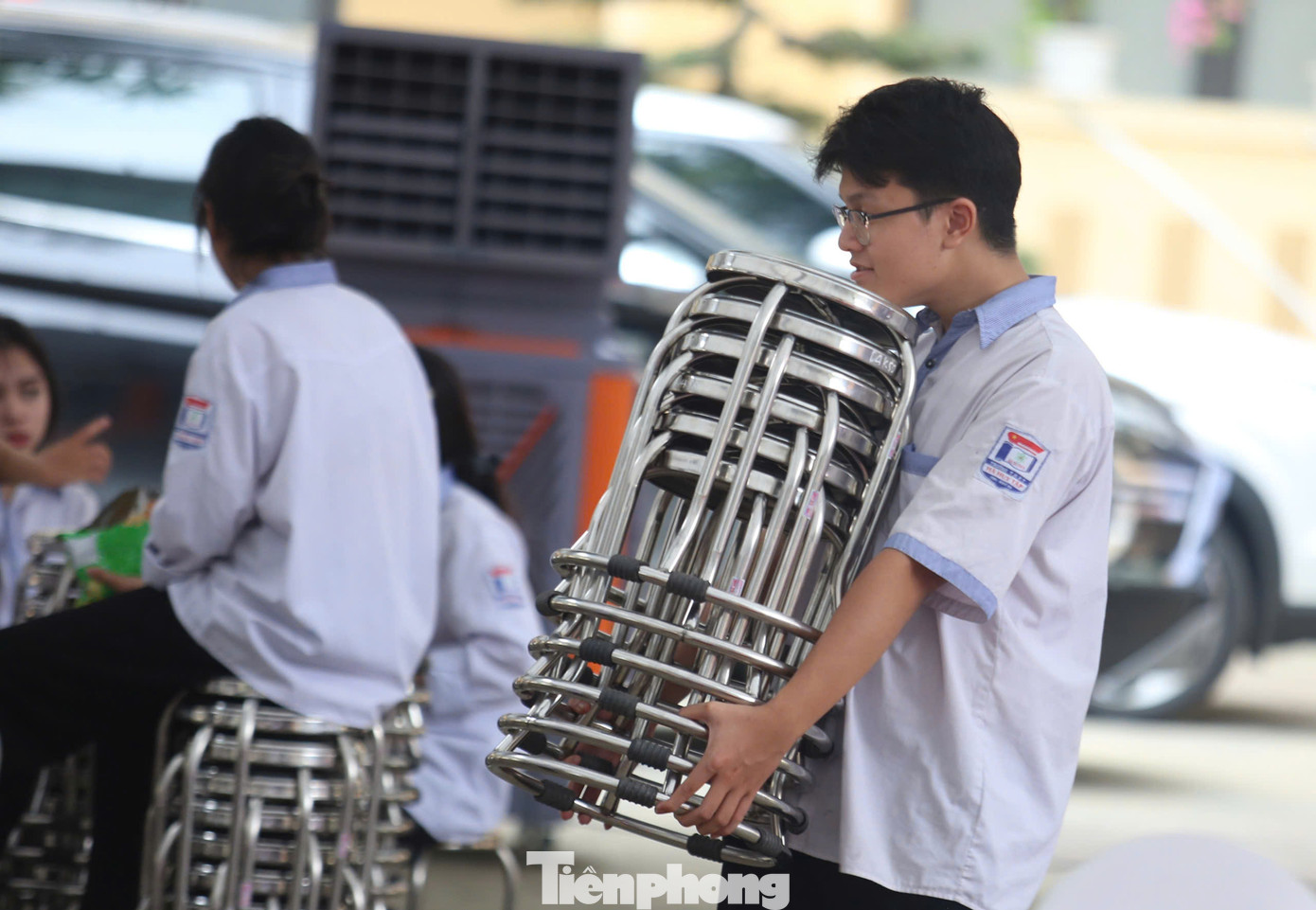 Học sinh được huy động để sắp xếp bàn ghế.