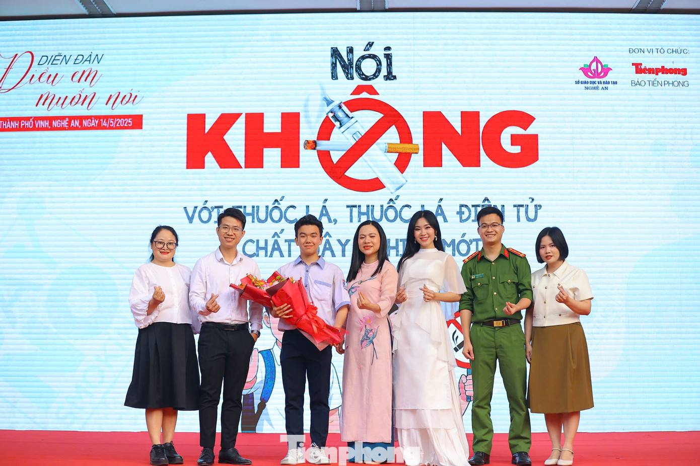 Ca sỹ Hà Myo chụp ảnh cùng các chuyên gia, học sinh tham gia diễn đàn.