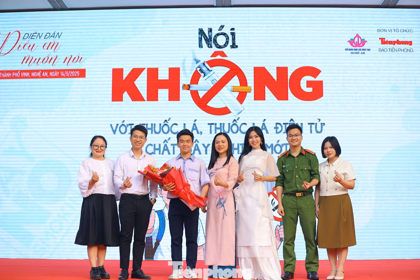 Ca sỹ Hà Myo chụp ảnh cùng các chuyên gia, học sinh tham gia diễn đàn.