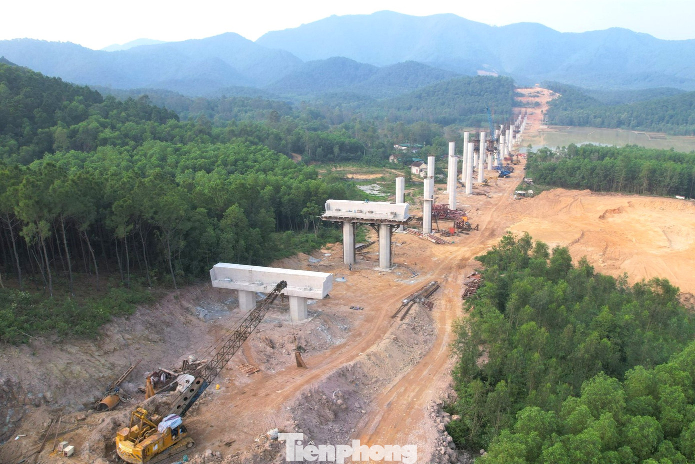 Cầu Ố Ồ có chiều dài khoảng 880m gồm 22 nhịp dầm nằm trên địa phận xã Nghi Phương, huyện Nghi Lộc, Nghệ An. Hiện tại, cầu đã hoàn thiện một số trụ, mố và đang tiếp tục đẩy nhanh thi công hoàn thiện các trụ tiếp theo. Công tác đúc dầm cũng đang được tiến hành song song để đảm bảo tiến độ. Cầu Ố Ồ có chiều dài khoảng 880m gồm 22 nhịp dầm nằm trên địa phận xã Nghi Phương, huyện Nghi Lộc, Nghệ An. Hiện tại, cầu đã hoàn thiện một số trụ, mố và đang tiếp tục đẩy nhanh thi công hoàn thiện các trụ tiếp theo. Công tác đúc dầm cũng đang được tiến hành song song để đảm bảo tiến độ.