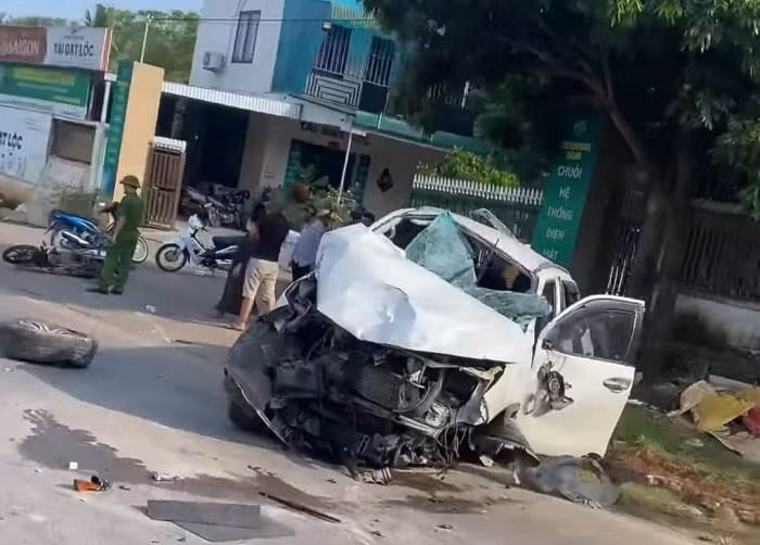 Vụ tai nạn khiến xe ô tô biến dạng hoàn toàn