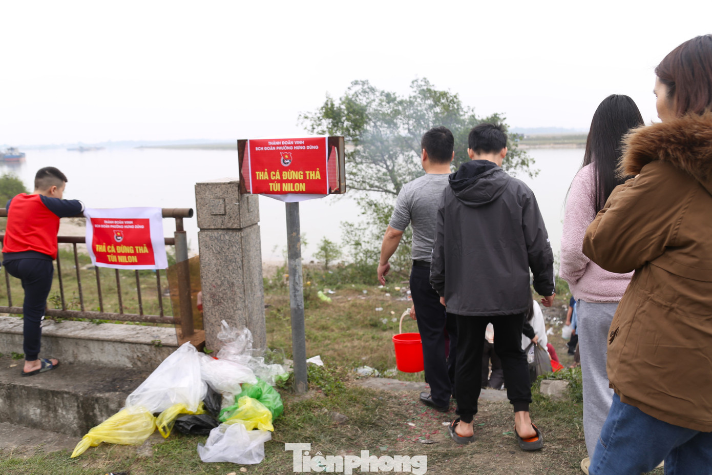 Đoàn phường Hưng Dũng, thành phố Vinh dán biển tuyên truyền người dân thả cá đừng thả túi ni lông.