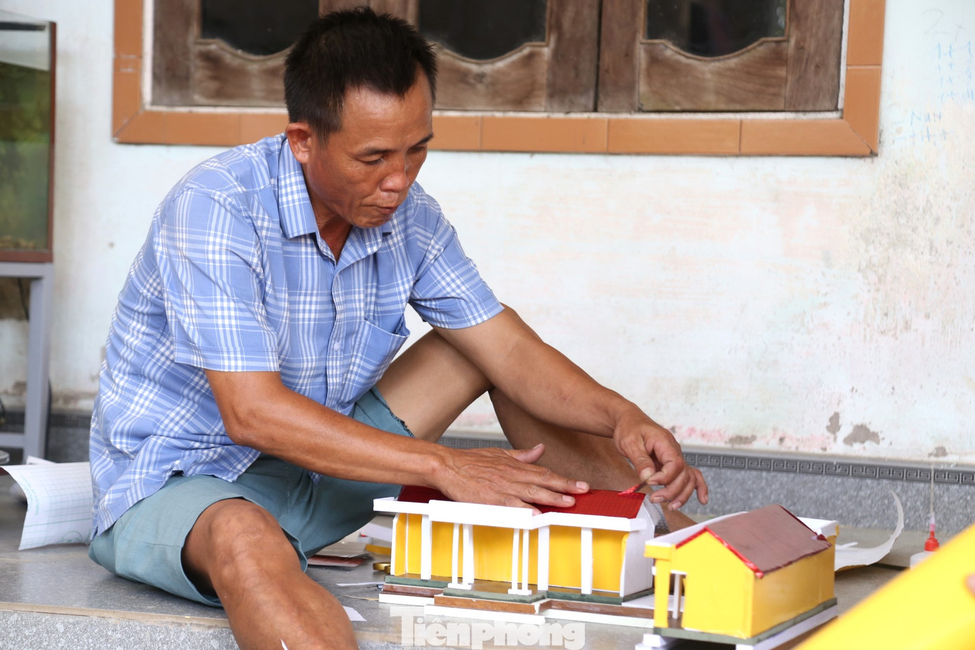 Tỉ mỉ ngồi dán giấy màu, ông Vương Đình Hiển (48 tuổi, trú xóm Thái Học) cho biết: “Các công đoạn làm Hội trại hè đều làm thủ công, đòi hỏi sự tỉ mỉ, sáng tạo. Ai có năng khiếu thì góp sức, góp thời gian. Tất cả đều mong muốn các cháu thiếu niên, nhi đồng có một mùa hè bổ ích, ý nghĩa”.