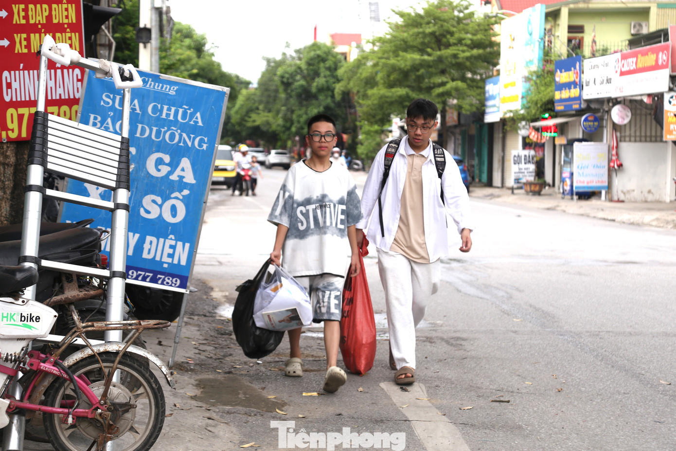 Bất cứ ai cũng có thể mang chai nhựa, vỏ lon, sách, giấy vụn đến để đổi lấy cây xanh. Bất cứ ai cũng có thể mang chai nhựa, vỏ lon, sách, giấy vụn đến để đổi lấy cây xanh.