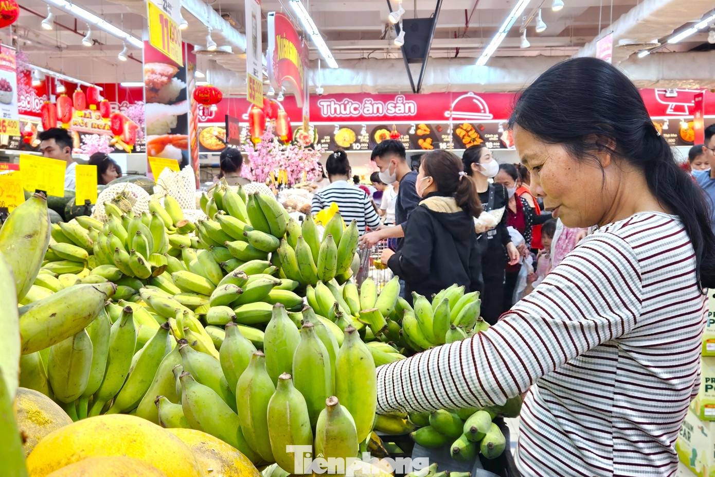 Dịp này, nhiều chương trình khuyến mãi khủng cũng được nhiều thương hiệu áp dụng với các mẫu mã phong phú hơn. Những mặt hàng được người dân quan tâm nhất là các nhu yếu phẩm, thực phẩm phục vụ dịp Tết.