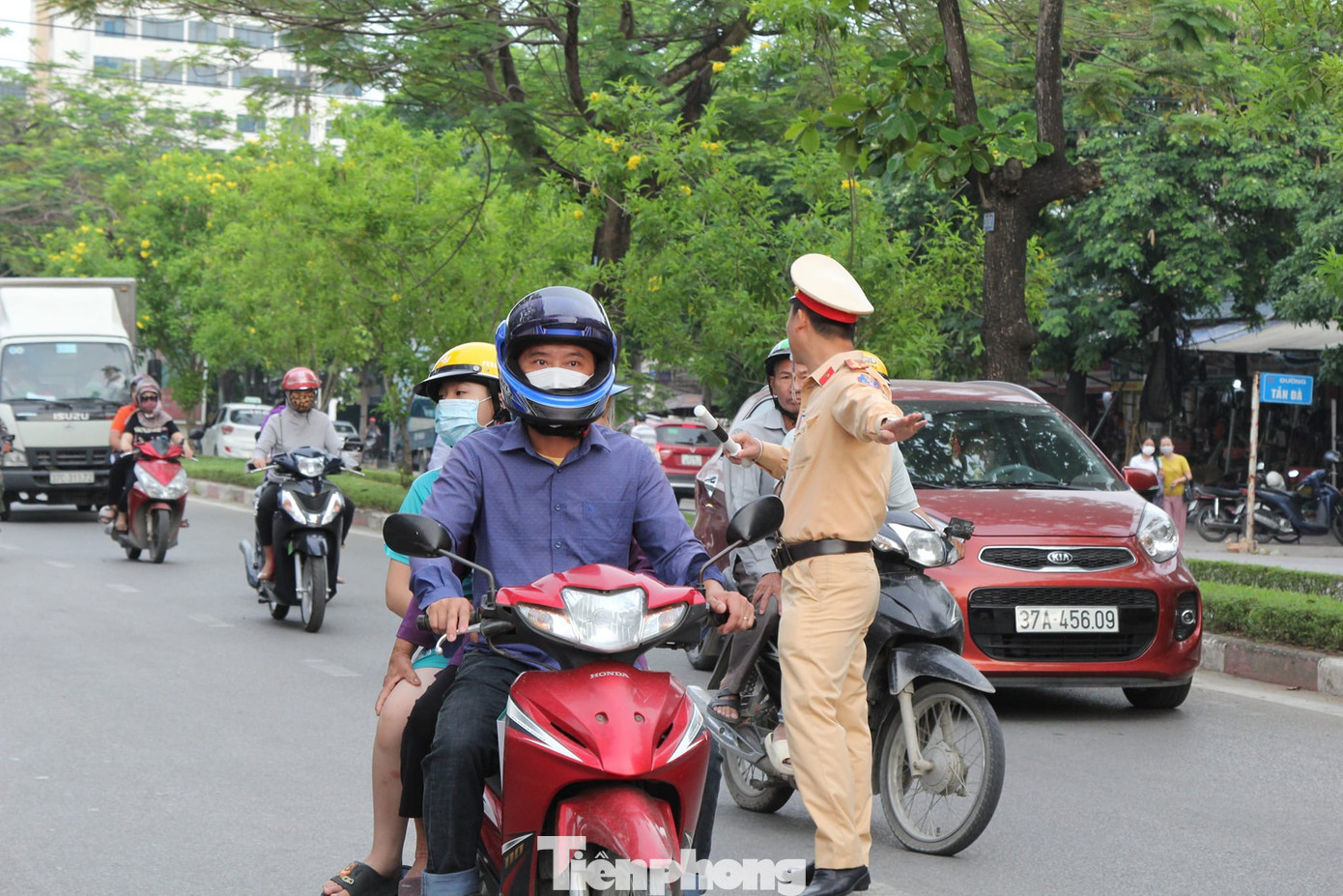 Lực lượng CSGT Công an thành phố Vinh luôn túc trực điều tiết, phân luồng giao thông tại các điểm thi.