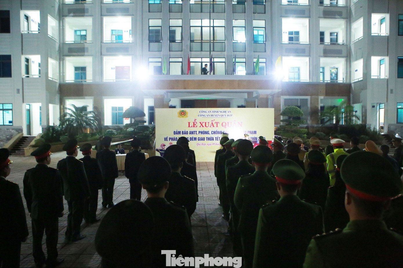 Để đảm bảo cho người dân an tâm đón giao thừa cũng như đón Tết bình an, tối 9/2 (tức 30 Tết), Công an huyện Quỳ Hợp (Nghệ An) đã tổ chức ra quân đảm bảo an ninh trật tự, phòng chống các hành vi vi phạm về pháo trong đêm giao thừa Tết Nguyên đán Giáp Thìn 2024.