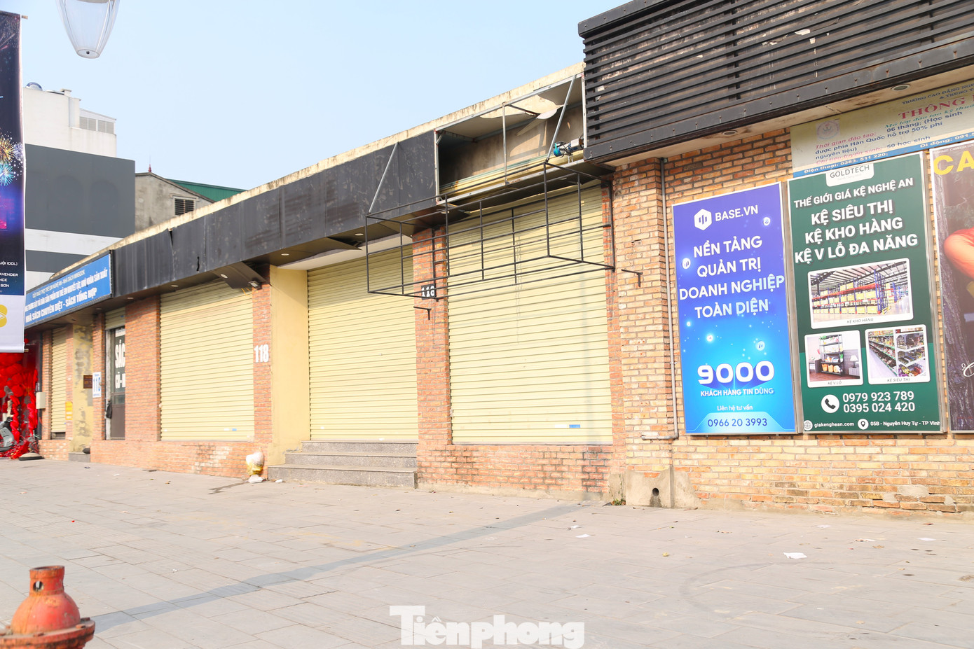 Một dãy các ki ốt trên đường Nguyễn Văn Cừ vẫn chưa có người thuê.