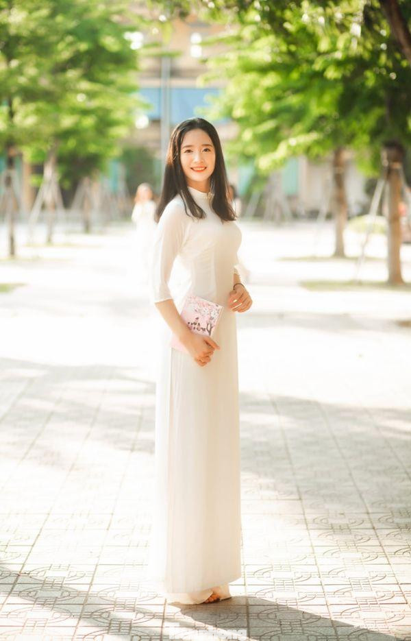 Giành giải nhì cuộc thi, bạn Lê Thị Giang (SN 2003, Hội LHPN xã Quỳnh Mỹ) chia sẻ: “Áo dài là trang phục đẹp nhất, duyên dáng nhất của người phụ nữ Việt Nam. Vì vậy chúng ta hãy tôn vinh, giữ gìn bản sắc áo dài Việt và quảng bá rộng rãi trên toàn thế giới”.