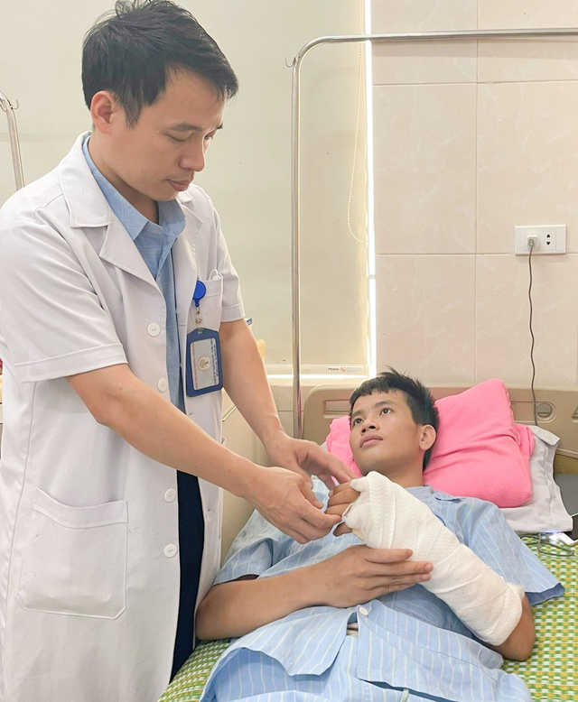 Gần 10 ngày sau phẫu thuật, tay của anh L.T.T đã hồng ấm trở lại và có thể tập vận động