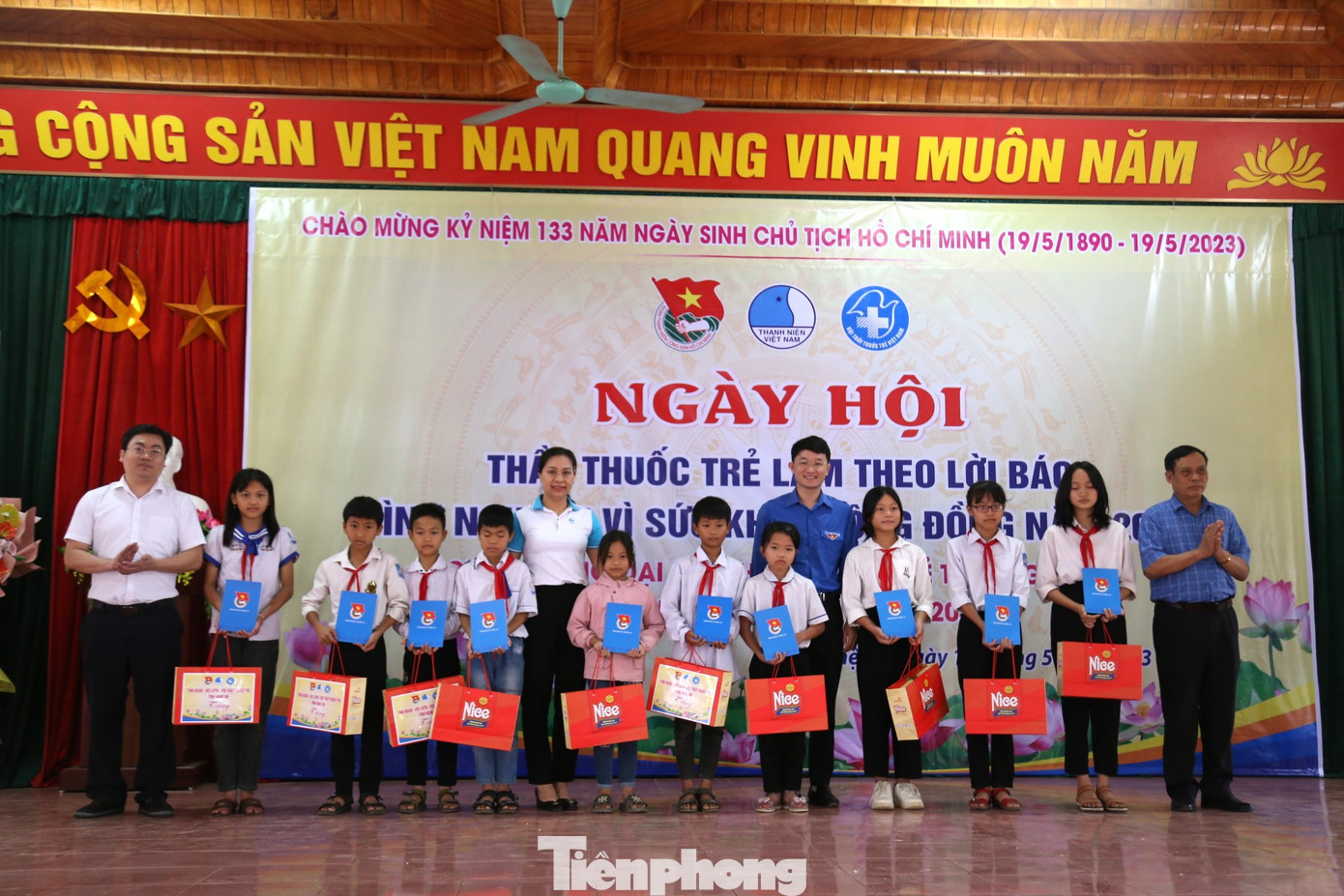 Trao quà cho 10 học sinh có hoàn cảnh khó khăn vươn lên học giỏi