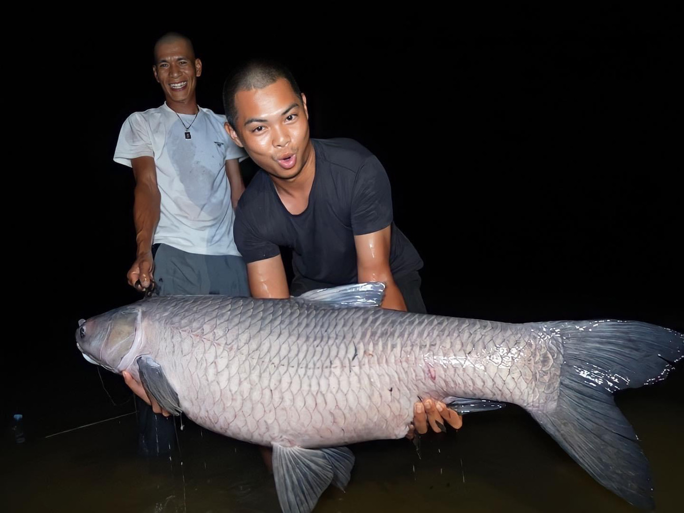 Anh Hòa và bạn phải vất vả mới có thể đưa con cá lên bờ Anh Hòa và bạn phải vất vả mới có thể đưa con cá lên bờ