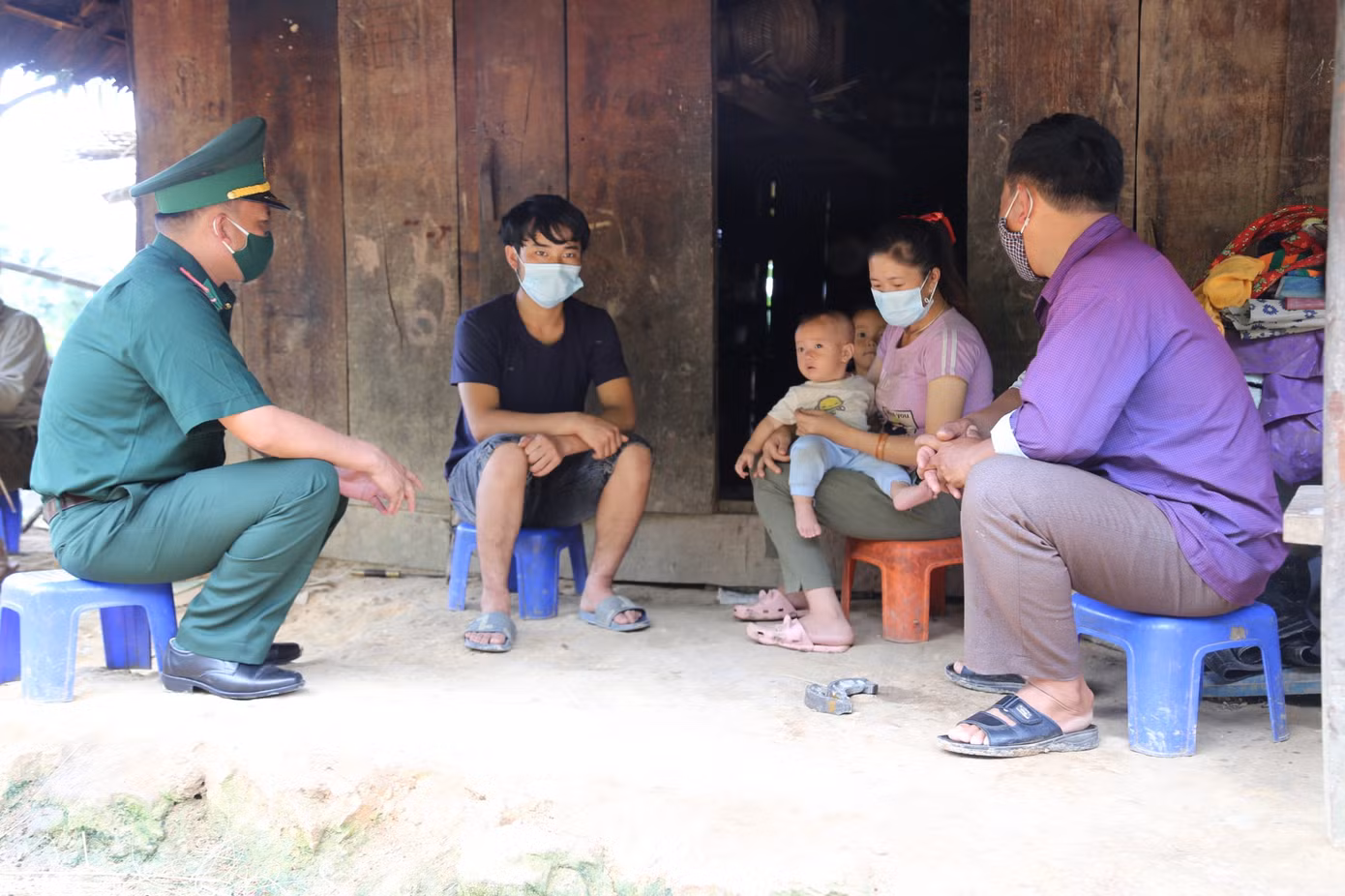 Lực lượng chức năng đến tận nhà để tuyên truyền, phổ biến pháp luật, nâng cao nhận thức cho người dân về thủ đoạn tội phạm mua bán người