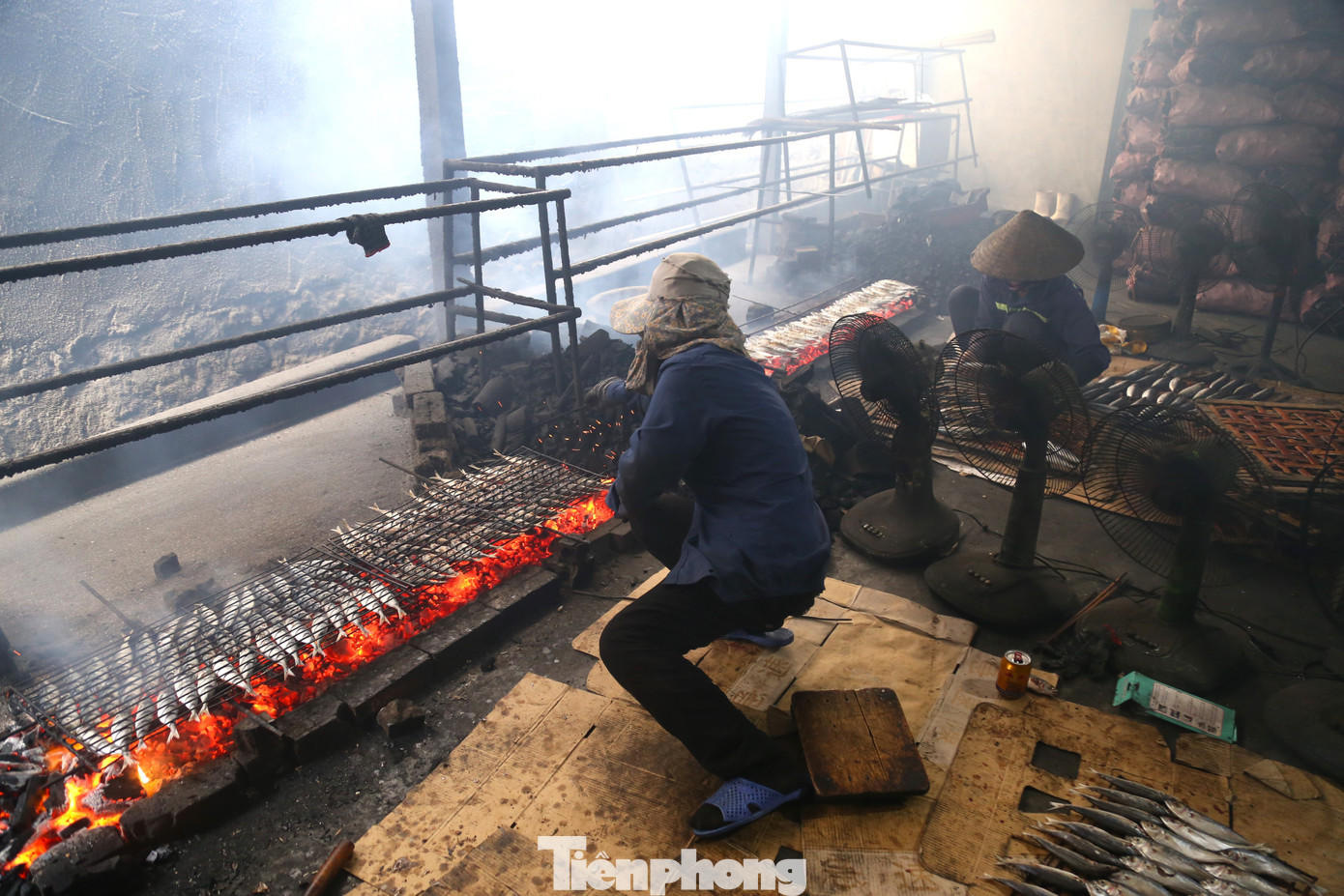 Nghề nướng cá biển ở xã Diễn Vạn, huyện Diễn Châu, Nghệ An đã tồn tại nhiều đời qua, nuôi sống hàng trăm gia đình làm nghề nướng cá thuê và chủ lò nướng. Hiện, toàn xã có hàng chục lò nướng cá, mỗi ngày nướng hàng tấn cá các loại.